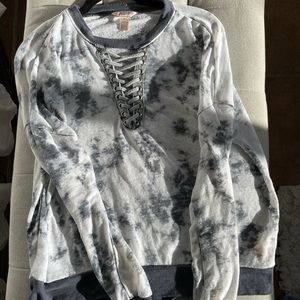 Cloudy black and white v- tie up